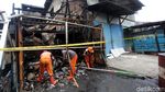 Foto: Rumah yang Terbakar di Jakbar Tewaskan Satu Keluarga Digaris Polisi