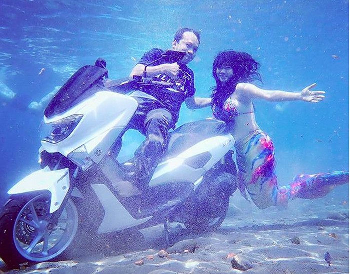 NMAX Dicemplungin ke Air Buat Foto Underwater Bareng Putri Duyung