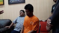 Dicecar pertanyaan, Asep hanya terdiam. Bahkan kepalanya terus menunduk enggan memandang wajah Dadan atau siapapun di ruangan itu. Beberapa saat berada di ruanan itu, Asep kemudian dibawa kembali oleh polisi. Saat dibawa, Asep sempat berupaya berontak namun berhasil ditahan.