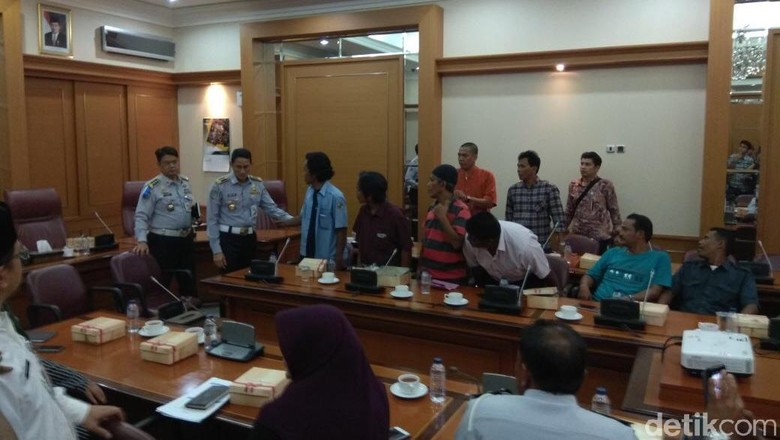 Berseragam Dishub, Sandiaga Rapat dengan Sopir Angkot Tanah Abang Berseragam Dishub, Sandiaga Rapat dengan Sopir Angkot Tanah Abang