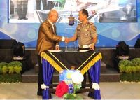 Dirlantas Polda Kalsel Kombes E Zulpan berjabat tangan dengan Pimpinan Umum PT Duta Televisi Indonesia Syaifudin setelah penandatanganan kerja sama RTMC Polda Kalsel dan Duta TV (Foto: Riza Fahlupi/Alpha)