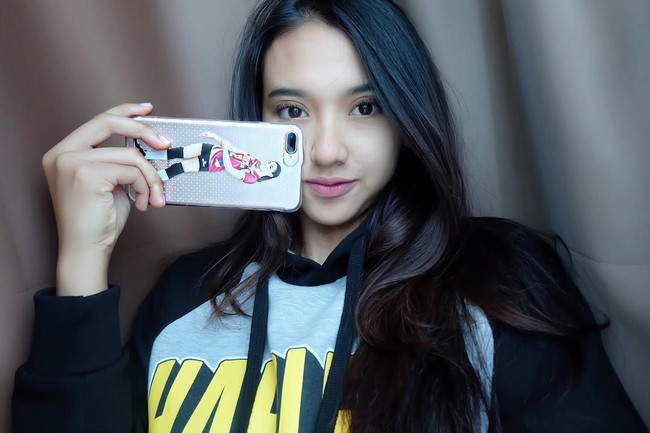 Mengenakan makeup natural flawless dengan perona bibir pink, wajah Pungky juga terlihat manis dan memesona. Foto: Instagram