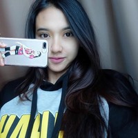 Mengenakan makeup natural flawless dengan perona bibir pink, wajah Pungky juga terlihat manis dan memesona. Foto: Instagram