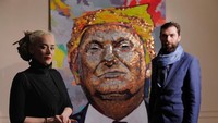 Lukisan ini dibuat oleh dua seniman asal Ukraina bernama Daria Marchenko (35) dan Daniel Green (34). Nama kedua seniman ini melejit sejak tahun 2015 saat membuat lukisan wajah Presiden Rusia Vladimir Putin dengan selongsong peluru dari wilayah konflik di Ukraina Timur. Foto: REUTERS/Lucas Jackson