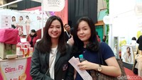 Marta (kanan) dan Rini (kiri) datang ke pameran karena mendapatkan tugas dari kampus. 