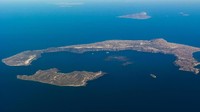 Santorini terdiri dari lima Kepulauan Cyclades dan terletak di Laut Aegea selatan. Terdiri dari pulau utama Thera, Therasia, Aspronisi, dan dua pulau lava (BBC Travel)