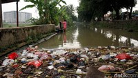 Sungai tersebut tampak kotor oleh sampah.