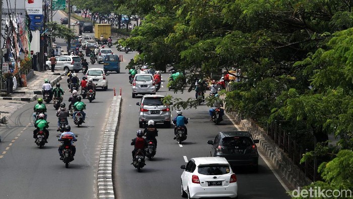 Pemkot Depok memenggal ruas Jalan Margonda Raya menjadi jalur cepat dan jalur lambat. Pemotor dan angkutan umum diwajibkan melintas di jalur lambat.
