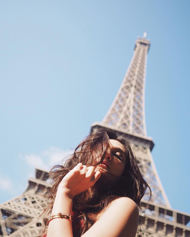 Luna Maya pakai gelang Hermes berhiaskan 61 berlian. Gelang warna emas tersebut terlihat sederhana namun harganya mencapai Rp 200 jutaan  Foto: Istimewa