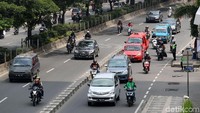 Bila ada pemotor dan angkot yang tidak mematuhi aturan tersebut akan ditilang dengan pelanggaran rambu-rambu lalu lintas. Pelanggar bisa dikenai sanksi denda maksimal Rp 500 ribu.