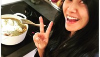 Tinggal di Paris, penyanyi bersuara emas ini ternyata sedang memasak semur ayam di rumahnya. Foto: Instagram @anggun_cipta