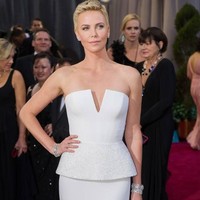 Charlize Theron menggunakan sepasang gelang mewah saat hadir di Oscars 2013. Gelang berliannya itu senilai US$ 4,5 juta atau sekitar Rp 60 miliar.  Foto: Istimewa