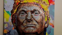 Lukisan Trump dari koin ini dipamerkan di sebuah ruang kelas di New York. Kedua seniman ini tengah menawarkan agar lukisan ini bisa dipamerkan di Ukrainian Art Institute of America, New York, AS. Namun institut itu disebut agar ragu karena khawatir memicu gangguan antara hubungan Ukraina dan AS. Keduanya ingin memamerkan lukisan koin ini secara terbuka di Las Vegas, Los Angeles atau San Francisco. Foto: REUTERS/Lucas Jackson