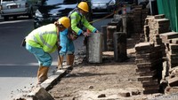 Beton pembatas jalan dibongkar.