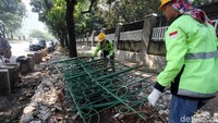 Trotoar itu akan diperlebar.
