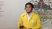 Ketua BEM UI Muhammad Zaadit Taqwa yang mengacungkan 'kartu kuning' memberikan keterangan kepada media.