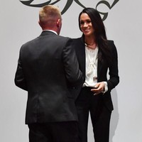 Aktris 36 tahun itu hadir dalam balutan busana bergaya tuksedo. Ia memakai blazer satin hitam Alexander McQueen seharga 1.245 poundsterling yang dipadukan dengan celana panjang berwarna senada seharga 575 poundsterling, dan blus putih beraksen pita. (Foto: Getty Images)