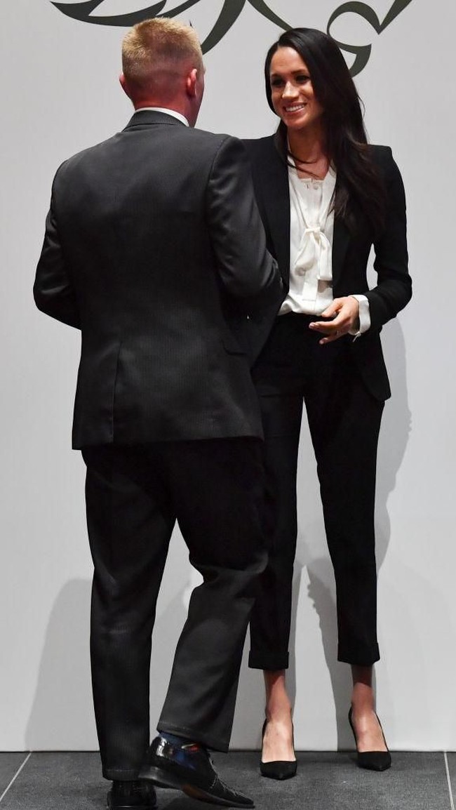 Aktris 36 tahun itu hadir dalam balutan busana bergaya tuksedo. Ia memakai blazer satin hitam Alexander McQueen seharga 1.245 poundsterling yang dipadukan dengan celana panjang berwarna senada seharga 575 poundsterling, dan blus putih beraksen pita. (Foto: Getty Images)