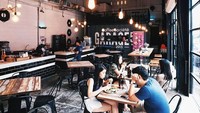 Sesuai dengan namanya kafe yang ada di .51 Jalan PJS 11/9, Bandar Sunway, Petaling Jaya, Kuala Lumpur ini ditata mirip garasi. Tepatnya dengan gaya industrial. Besi bercat hitam plus furnitur kayu jadi aksennya.Foto: Instagram Garage 51