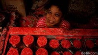 Karyawan di industri rumahan ini berjumlah 25 orang dan semuanya bertempat tinggal di sekitaran lokasi tersebut. Sebagai contoh Dina yang sudah bekerja 5 tahun lebih ini selalu bekerja lembur jelang Imlek karena pesanan meningkat.