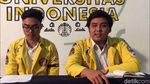 Gaya Fahri Hamzah Angkat Kartu Merah untuk Jokowi