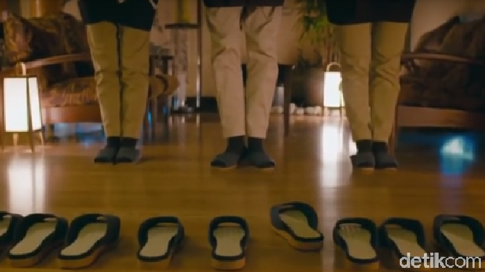 Nggak Cuma Mobil, Sandal, Meja, dan Bantal Juga Bisa Parkir Sendiri