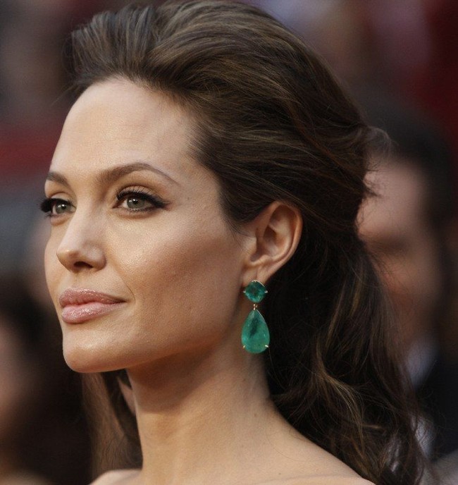 Angelina Jolie pakai anting ikonik warna hijau saat hadir di Oscars 2009. Anting gantungnya tersebut didesain oleh  Lorraine Schwartz dengan harga US$ 2,5 juta atau sekitar Rp 33 miliar.  Foto: Istimewa