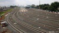 Ada sekitar sepuluh jalur rel lokomotif di depo tersebut.