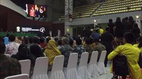 Tak lama, dia kemudian didatangi Paspampres dan dipersilakan keluar. Mahasiswa yang belum diketahui identitasnya itu tampak tak memberi perlawanan (Foto: Abdul Rosyid/detikTV)