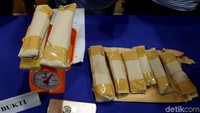 Dalam kasus ini, polisi juga menyita sejumlah barang bukti berupa 3 klip transparan yang berisikan narkotika jenis sabu dengan berat 0,64 gram, satu buah dompet, dan tiga unit ponsel. 