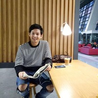 Gak kalah dari yang lain, senyum manis Andi Arsyil juga mampu menghipnotis siapa saja yang melihatnya. Kamu terhipnotis juga nggak nih? Foto: Instagram @andiarsyil