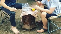 Foto yang ini memperlihatkan Andi asyik makan kacang kedelai rebus dan segelas minuman dingin. Tak sendiri, ia ditemani Rionaldo Stockhorse. Foto: Instagram @andiarsyil