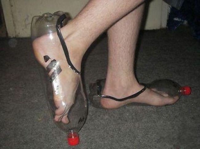 Kamu punya botol bekas di rumah dan ingin punya alas kaki unik? Sepatu dari botol bekas seperti di foto ini bisa jadi inspirasi. Foto: Pinterest