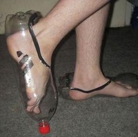 Kamu punya botol bekas di rumah dan ingin punya alas kaki unik? Sepatu dari botol bekas seperti di foto ini bisa jadi inspirasi. Foto: Pinterest