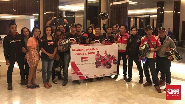 Anggota LLI ketika bertemu dengan Jorge Lorenzo.