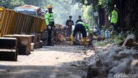 Pekerja tengah memperlebar trotoar di Jalan Gelora, Senayan, Jakarta Pusat.