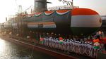 Saat Kapal Selam Baru India Digotong Pakai Tongkang