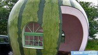 Satu lagi nih halte bus berbentuk semangka, di Jepang. Ada- ada saja ya. Istimewa/Rediff.