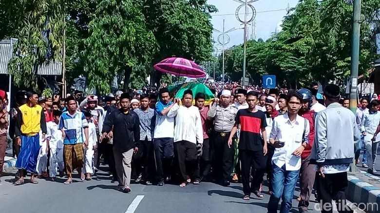 Berkas Siswa Aniaya Guru Hingga Tewas Diserahkan ke Kejari Sampang Berkas Siswa Aniaya Guru Hingga Tewas Diserahkan ke Kejari Sampang