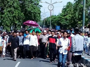Guru Korban Penganiayaan Murid Diantar Ratusan Pelayat ke Pemakaman