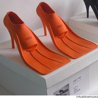 Buat kamu yang ingin tetap terlihat gaya saat menyelam, sepatu ini bisa jadi pilihan. Foto: Pinterest.