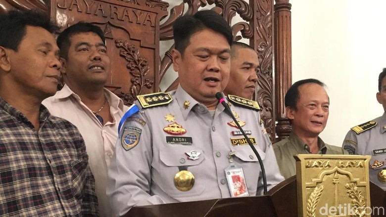 Dishub Izinkan 15 Angkot Ngetem di Depan Stasiun Tanah Abang Dishub Izinkan 15 Angkot Ngetem di Depan Stasiun Tanah Abang
