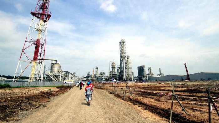 PT Chandra Asri Petrochemical melakukan peletakan batu pertama atau groundbreaking fasilitas pabrik baru Polyethylene (PE) di Cilegon, Banten, Jumat (02/02).