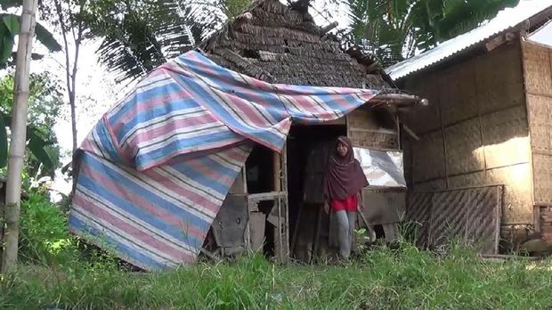 Kisah Siti, Buruh Batu Bata yang Sendirian Menghidupi 4 Anaknya