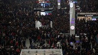 Ribuan warga China memadati terminal atau stasiun. Umumnya menggunakan kereta api dan kapal laut (REUTERS)
