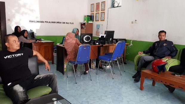Satu persatu calon jamaah datang menanyakan kejelasan uang yang telah disetorkannya