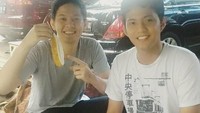 Lewat instagramnya @andiarsyil, tampak deretan foto seru dirinya bersama makanan. Kali ini ia asyik makan durian bersama adiknya. Terlihat seperti anak kembar ya. Foto: Instagram @andiarsyil