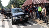Para mahasiswa meninggalkan lokasi menggunakan mobil petugas keamanan.