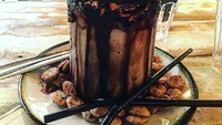 Yang ini Cookie Cream yang diberi topping ores, chocolate chips cookies hingga saus cokelat. Bisa dinikmati berdua lho!Foto: Instagram Garage 51