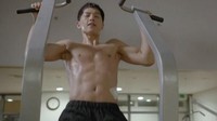 Song Joong Ki tidak hanya dikenal memiliki wajah tampan. Ia juga rutin olahraga dan memiliki perut sixpack. (Foto: internet)